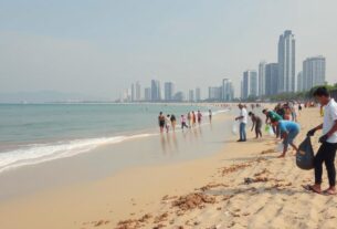 Komunitas Peduli Lingkungan Bersihkan Pantai Ancol